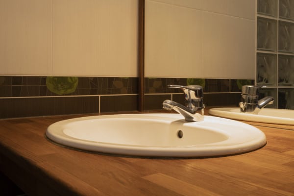 découvrez notre guide complet sur la robinetterie de salle de bain pour choisir le look, les fonctionnalités et les matériaux parfaits pour votre espace. apprenez à allier esthétisme et praticité tout en respectant votre budget.