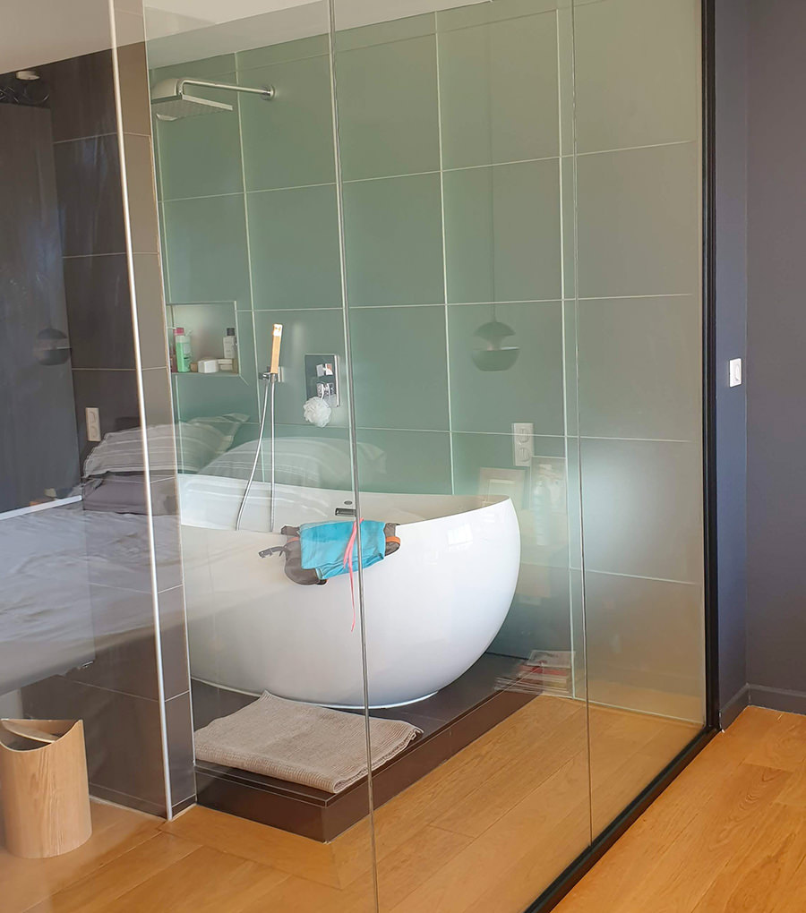 découvrez l'élégance et la créativité de notre miroiterie déco. transformez votre intérieur avec des miroirs uniques et des solutions personnalisées qui ajoutent de la lumière et du style à chaque espace.